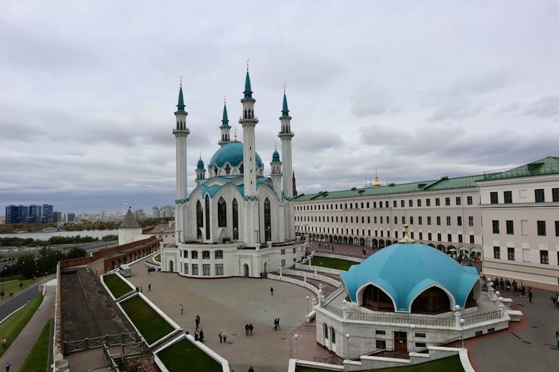 Kazan Kremlini içinde mavi kubbeli, beyaz minareli Kul Şerif Camii
